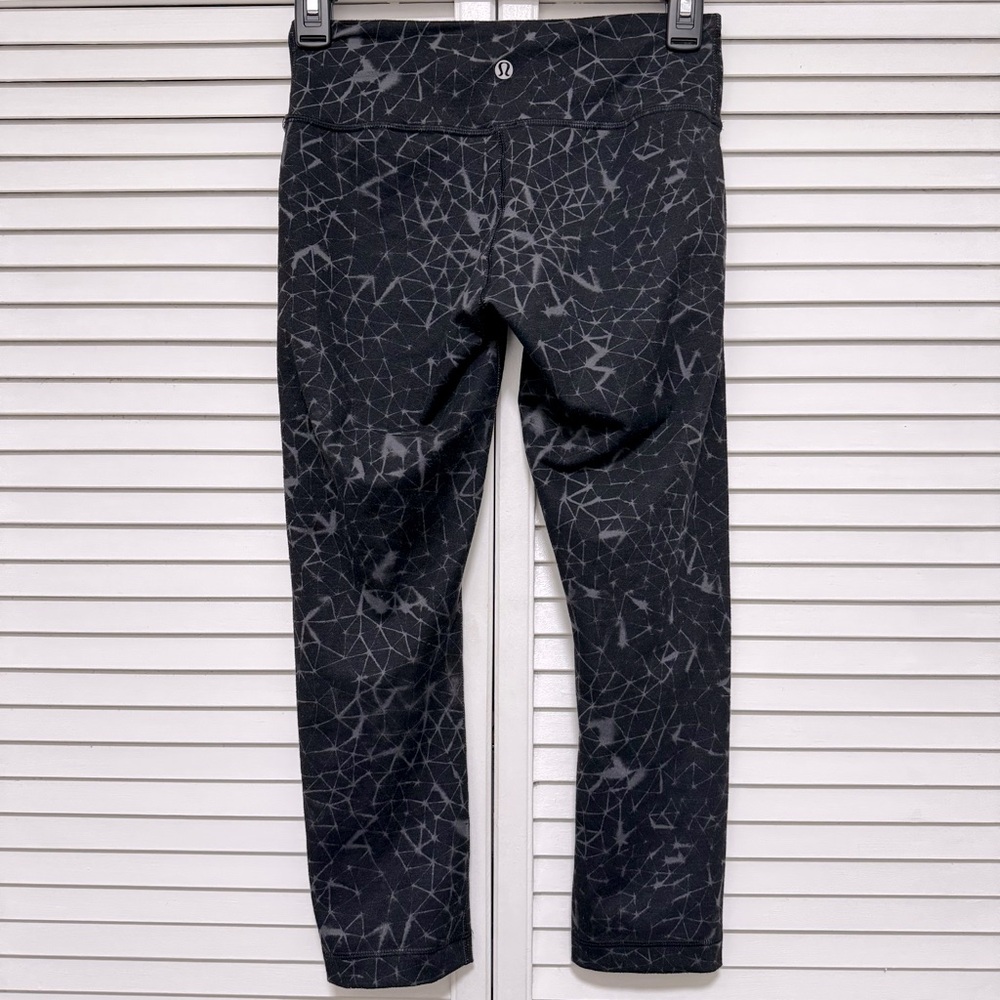 lululemon athletica Black Patterned cropped leggings sz 4